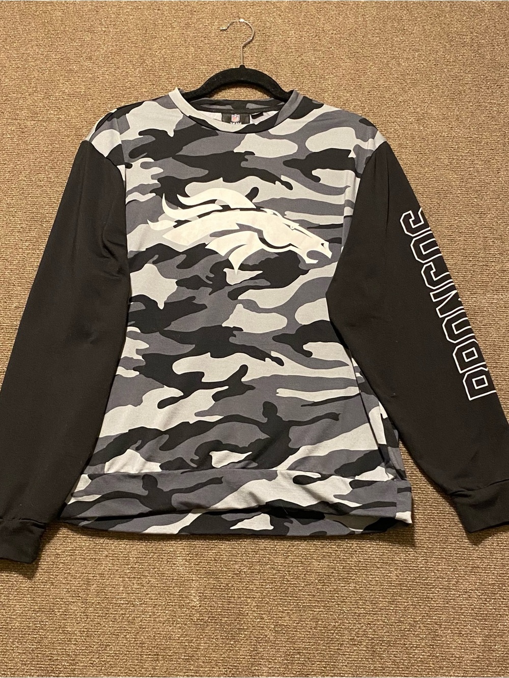 NFL Team Apparel Denver Broncos Men’s Black Camo Long Sleeve Shirt Size M
